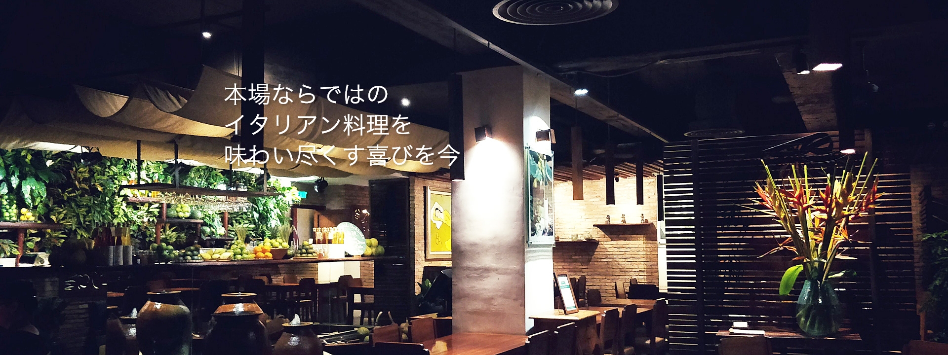 テーブルが並ぶ店内の画像