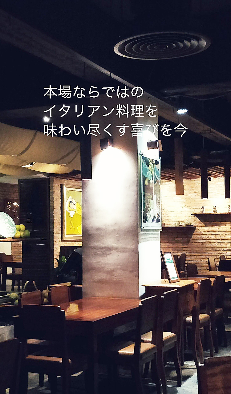 テーブルが並ぶ店内の画像